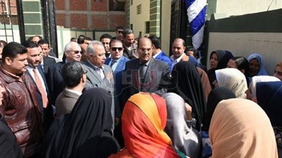 احتشاد أهالي ههيا حول محافظ الشرقية لعرض مطالبهم (صور)