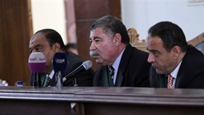 قاضي «رابعة» يسمح لزوجة عمرو زكي ووالدة البلتاجي بلقائهم خارج القفص