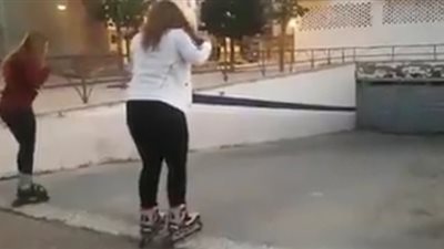 سقوط مروع لفتاة أثناء التزحلق (فيديو)