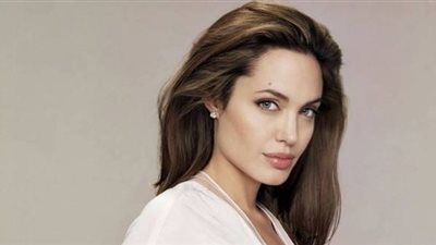 أنجلينا جولي في كوريا الجنوبية لحضور حفل قبول ابنها بالجامعة