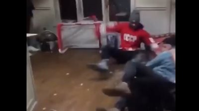 سقوط جماعي لشباب حاولوا استعراض مهاراته في القفز (فيديو)