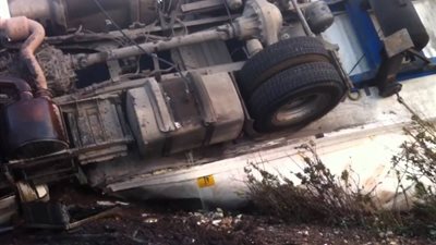 «مرور الجيزة» يرفع آثار انقلاب سيارة على الطريق الدائري بالهرم