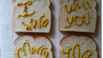 طريقة طلب شاب الزواج من حبيبته تعرضه للانتقادات (صور)