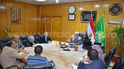 بالصور.. محافظ الإسماعيلية يتسلم النسخة الثالثة للدليل الزراعى