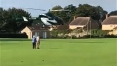 طائرة إسعاف تساعد على تجفيف ملعبا من الأمطار (فيديو وصور)