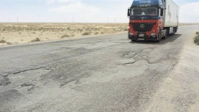 أهالي مطروح يلجئون لرجال الأعمال لترميم طريقي سيوة والإسكندرية