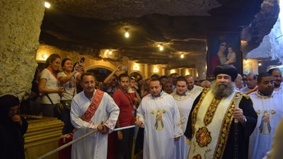 زوار دير درنكة يستقبلون أيقونة المسيح في مولد السيدة العذراء بالزغاريد (فيديو وصور)