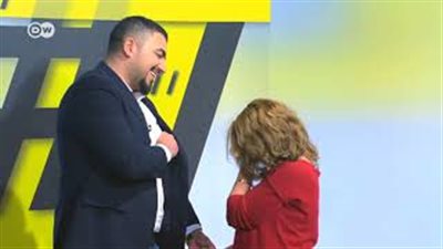 لاجئ سوري يفاجئ زوجته بخاتم الزواج على الهواء (فيديو)