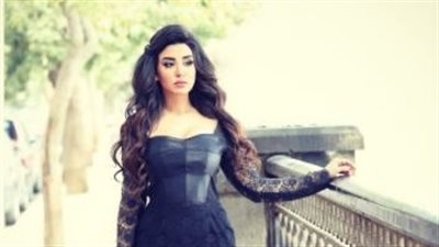 جيهان خليل تتألق بفستان قصير في جلسة تصوير جديدة