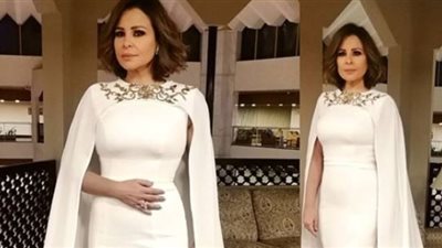 كارول سماحة تخطف الأنظار بفستان أبيض في حفل السعودية (فيديو)