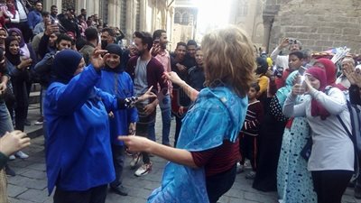 سائحة إيطالية ترقص على أنغام المزمار البلدي بشارع المعز (صور)