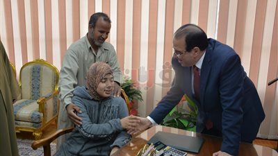 محافظ الدقهلية يكرم طفلة حافظة للقرآن الكريم كاملا (صور)