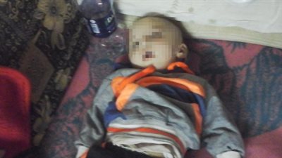 والد رضيع مصاب بمرض نادر بالمخ يستغيث بالسيسي لعلاجه (فيديو وصور)