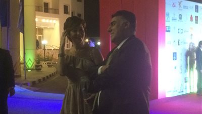 حديث جانبي بين منة شلبي وتامر حبيب بمهرجان أسوان (صور)