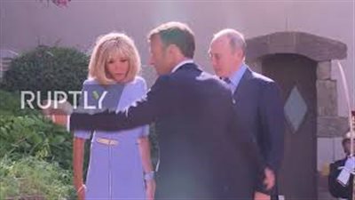 زوجة ماكرون تتألم خلال مصافحة بوتين في زيارة رسمية (فيديو)