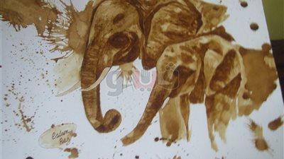 إسلام صلاح .. مبدع يرسم على حبوب الأرز والمكرونة (فيديو وصور)