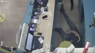 لحظة اقتحام عصابة محل هواتف وإطلاق النار على عامل (فيديو)