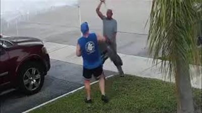 كاميرات المراقبة تنقذ رجلا من الذبح بسيف (فيديو)