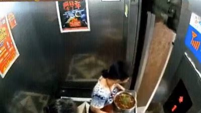 لقطات صادمة لامرأة تقفز من «أسانسير» لحظة تحركه (فيديو)