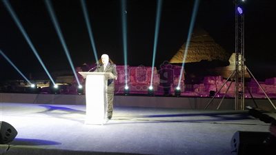 زاهي حواس يدعو العالم لزيارة مصر من أمام الأهرامات