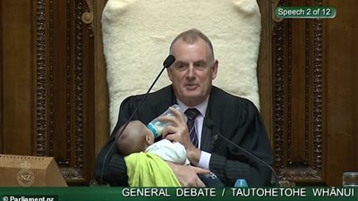 رئيس البرلمان النيوزيلندي يرضع طفلا خلال جلسة مناقشة (فيديو وصور)