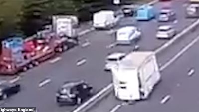 لحظة انفصال مقطورة عن شاحنة على طريق سريع (فيديو وصور)