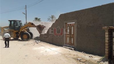 إزالة 139 حالة تعد على أراضي الدولة في قنا (صور)