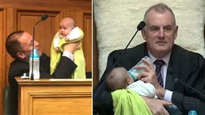 رضيع يشارك رئيس البرلمان النيوزيلندي كرسيه