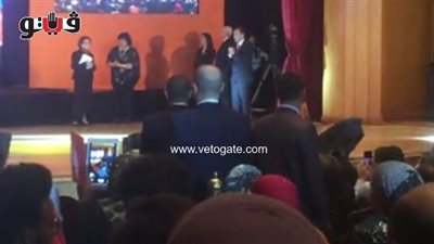 لحظة صعود جميلة بوحريد على مسرح مهرجان أسوان لتكريمها (فيديو)