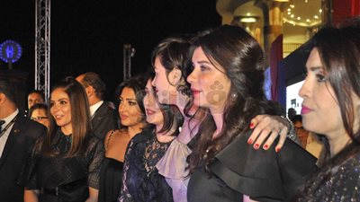 منى زكي في إطلالة مميزة بمهرجان أسوان لأفلام المرأة (صور)