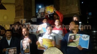 العشرات يطالبون بالحرية لـ«القيق» على سلالم «الصحفيين»