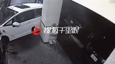 العناية الإلهية تنقذ رجلا من الموت لحظة اقتحام سيارة لمطعم (فيديو)