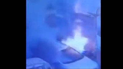 لحظة انفجار سيارة وتحولها لكرة نارية (فيديو)