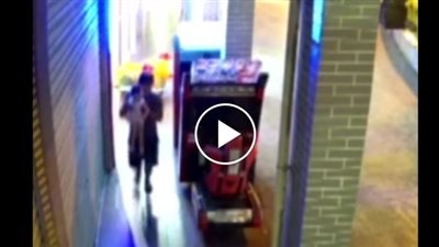 لحظة خطف رجل فتاة من أمام متجر للألعاب (فيديو)