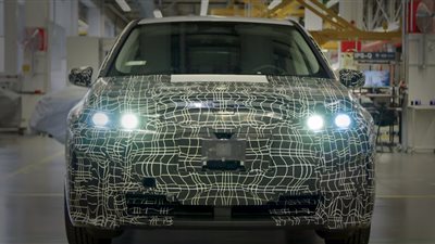 BMW تبدأ تجميع السيارات الكهربائية بمحركات الاحتراق الداخلي (فيديو)