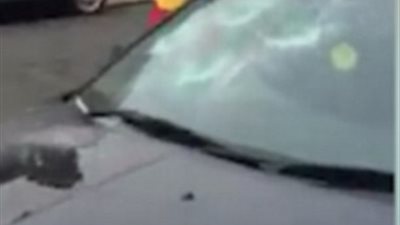 عصابة تحطم سيارة بفأس ومثقاب كهربائي (فيديو وصور)