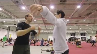 طرق صد من يريد احتضانك دون إحراجه (فيديو)