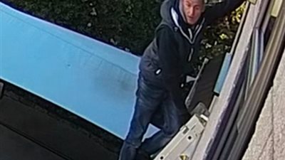 جرأة لص في سرقة منزل بوضح النهار (فيديو وصور)