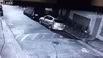 شقراء تلقن رجلا حاول التحرش بها درسًا قاسيًا (فيديو)