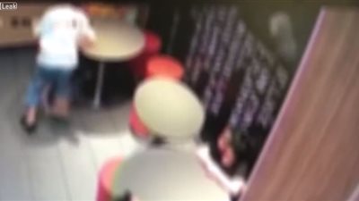 بتر أصبع طفلة سقطت طاولة عليها في ماكدونالدز (فيديو)