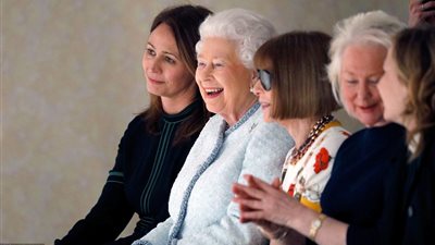 الملكة إليزابيث تفاجئ عرض أزياء لندن (فيديو)