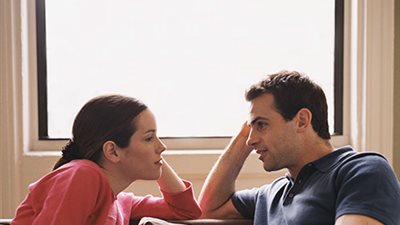 5 حيل تساعدك في التعامل مع عيوب زوجك