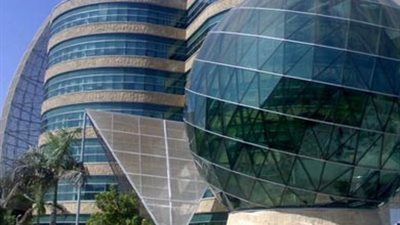 ضباط المرور يوزعون الهدايا على مرضى57357