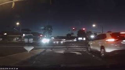 خطأ بشري في إشارة مرور يتسبب في حادث مروع بأمريكا(فيديو)