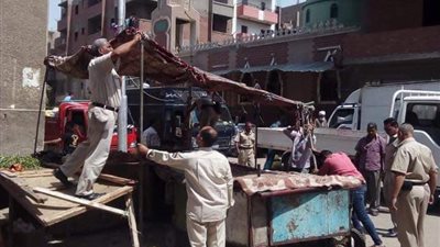 استمرار حملات النظافة وإزالة الإشغالات والتعديات على الأرصفة بمدينة الفيوم