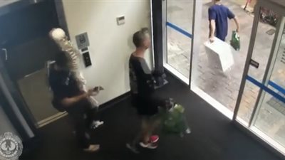 3 لصوص يسرقون هيكلا عظميا (فيديو)