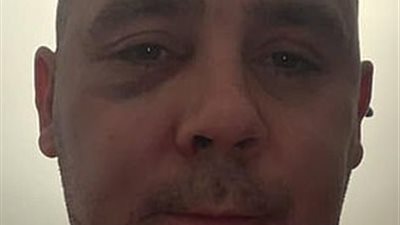 رجل يضرب زوجين أمام أطفالهما (فيديو وصور)