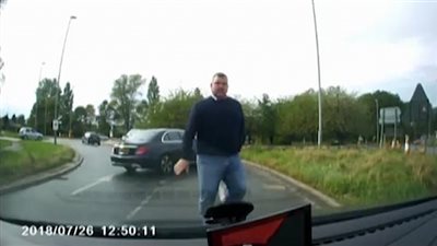 سائق ينتزع مفاتيح سيارة آخر ويطعنه بها (فيديو)