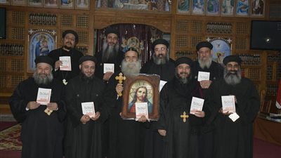 الأنبا بيمن يكرم المشاركين بكورس المشورة قبل تصاريح الزواج بقنا (صور)