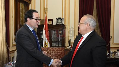 رئيس جامعة القاهرة يبحث التعاون العلمي مع سفير فرنسا (صور)